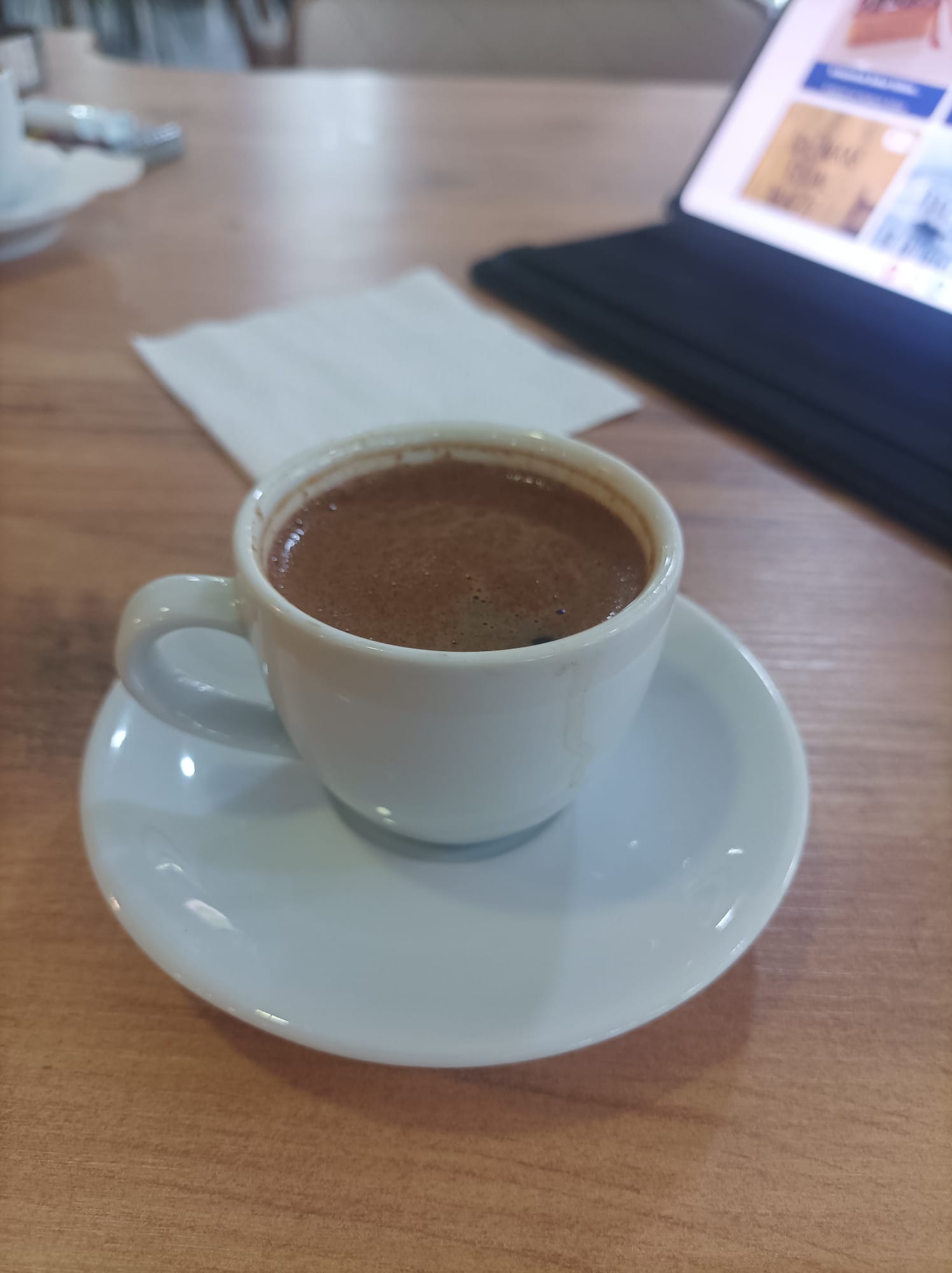 Kahve Saklı Bahçede İçilir